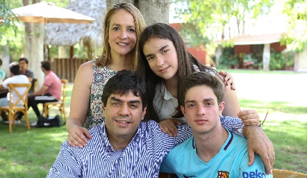  Claudia, Claudia, Luis y Alejandro Torres.