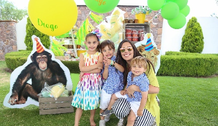  Daniela Treviño con sus hijos Dani, Rodrigo y Diego Cambeses.