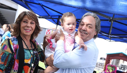  Álika con sus abuelos Tatina y Carlos Torres.