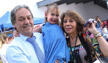  Hanni con sus abuelos Carlos y Tatina Torres.
