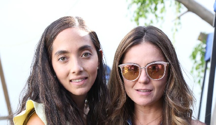  Mónica Villanueva y Claudia Pérez.