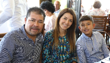  Jorge Armendáriz y Pili Ortega con su hijo Jorge.