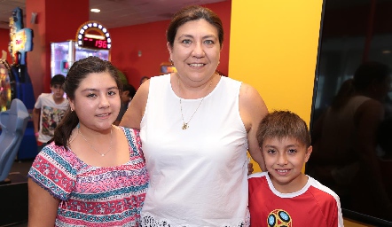  Valeria García, Tania Morales y Benjamín García.