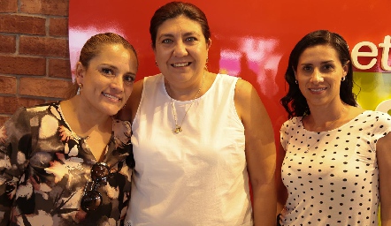  Yolanda Tapia, Tania Morales y Rita Salinas.