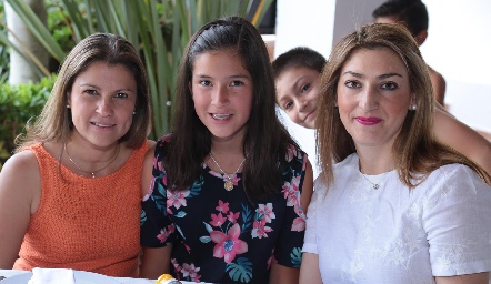  Marcela Chacón, Camila Zamudio y Priscila González.