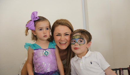  Adriana Arellano con sus hijos Valentina y Agustín.