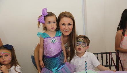  Adriana con sus hijos Valentina y Agustín.
