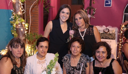  La futura novia con Mónica Lomelín y la familia Marín.