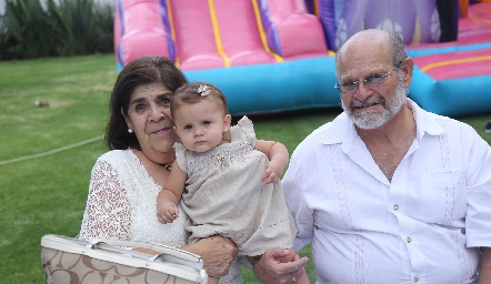  Araceli Pérez y Gaspar García con su nieta Victoria.