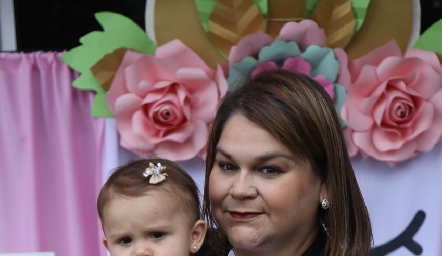  Victoria y su mamá Gabriela García.
