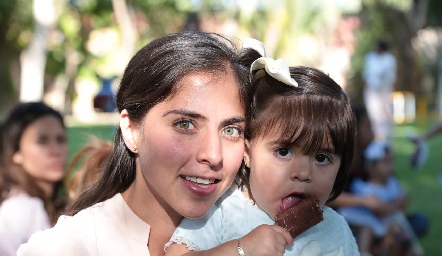  María José Torrescano con su hija, Inés.