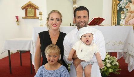  Jessica Torres y Tomás Salazar con sus hijos María Paula y Tomás.