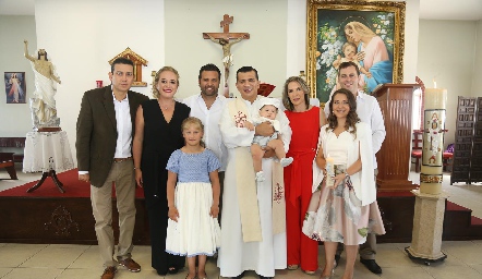 Tomás con sus papás, hermana, padrinos y el Padre Rubén Pérez.