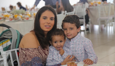  Daniela de la Fuente de Torres con sus hijos Marcelo y Jorge.
