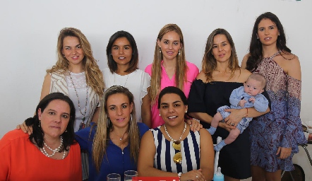  Monse, Lorena, María, Marcela, Santiago, Daniela, Pili, Moni y Maribel Torres.