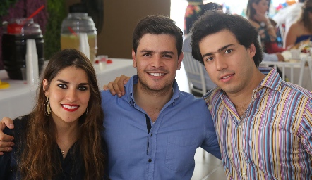  Andrea, Luis y Gabriel Torres.