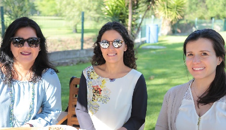  Cynthia Sánchez, Claudia Martínez y Adriana Salguero.