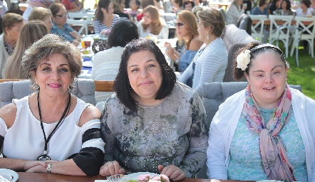 Vicky Godínez, Alejandra Godínez y Carolina Fernández.