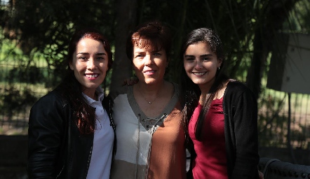  Ana González, Anabel Valle y Miriam González.