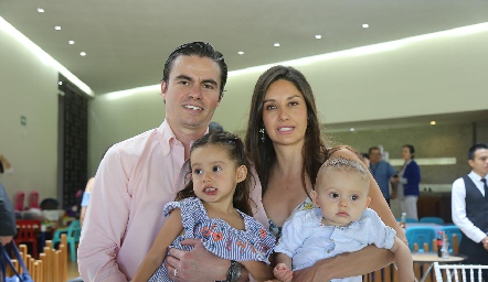  Juan Carlos Flores y Alejandra Díaz Infante con sus hijos.