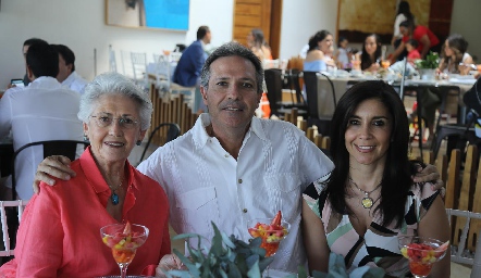  María Dolores de Hernández, Oscar Hernández y Elisa Martínez.