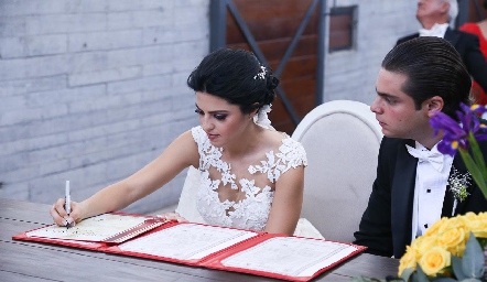  Daniela firmando el acta de matrimonio.