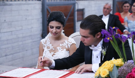  Santiago firmando el acta de matrimonio.