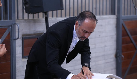  Marcelo de los Santos firmando el acta.