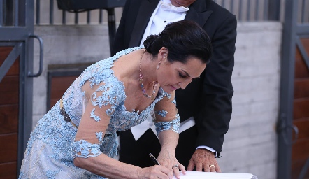  Teresa del Pozo firmando el acta.