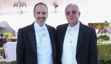  Los papás de los novios Marcelo de los Santos y José Manuel Rosillo.