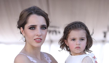  Ana Paula de los Santos con su sobrina Marina.