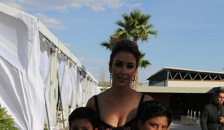  Pily Martínez con sus hijos.