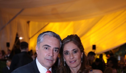  Gerardo Serrano y Mónica Gaviño de Serrano.