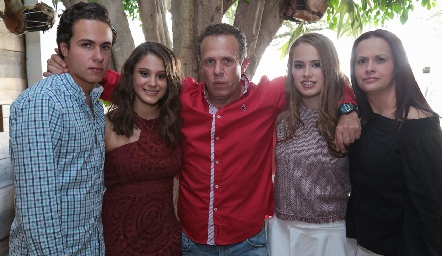  César Flores, Alexia Revuelta, César Flores, Ale Flores y Martha de la Torre.