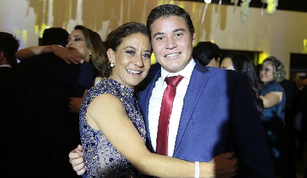 Gabriela Morales con su hijo Quique Derbez.