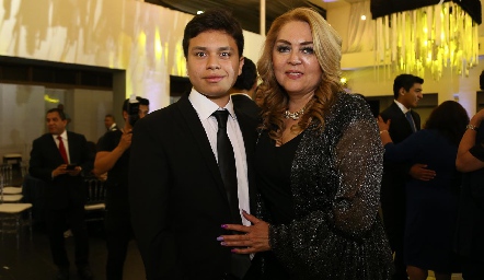 Rubén Lemus con su mamá Avelyn Oroz.