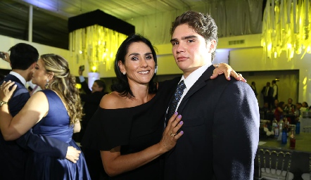 Janeth Dávalos con su hijo Ricardo Álvarez.