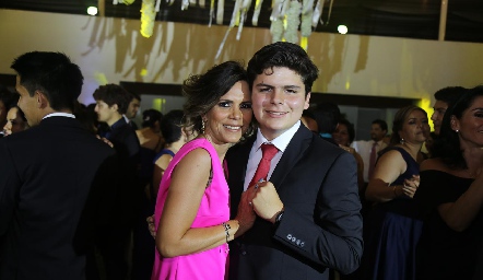  Alejandra Martínez con su hijo Eduardo Zacarías.