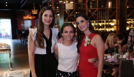  Gaby Foyo con sus primas Mariana y Luli Lamas.