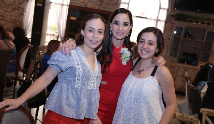  Sofía y Eugenia Torres con la novia Luli Lamas.