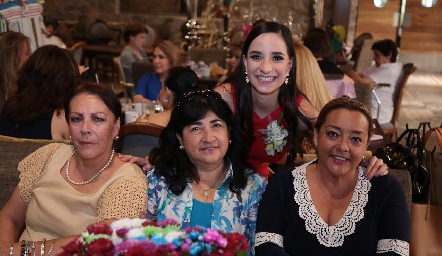  La novia Luli Lamas, Verónica, María Luisa y Ana Campos.