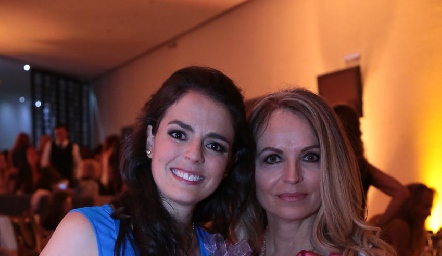  Cristina Andere con su mamá Constance Jones.