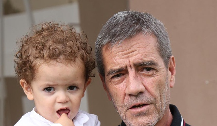  Andrés con su abuelo Daniel Muriel.
