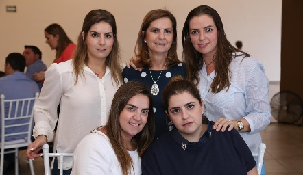  Maripepa Valladares con sus hijas Begoña, Rocío, Maripepa y Daniela Muriel.
