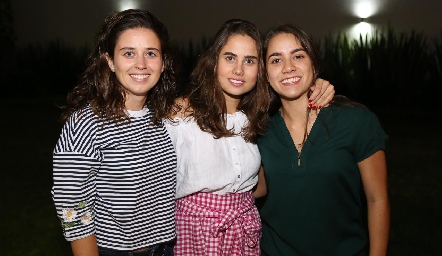  La cumpleañera con sus primas Verónica Abud, Nuria Alcalde y Jimena Gómez.