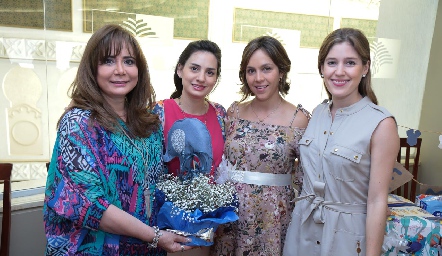  Con las organizadoras, Laura Rodríguez, Montse Muñiz, Natalia Muñoz y Araceli Palau.