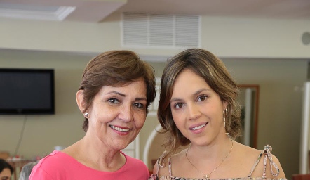 Genoveva Flores con su hija Natalia Muñoz.