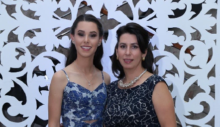  Rebeca Treviño con su mamá Rebeca Castillo.
