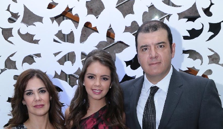  Paulina Regil Pérez, Princesa del Depor con sus papás Edith Pérez y David Regil.