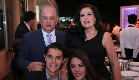 Martin Torres y Ana Fonte con sus hijos Gerardo y Arantza Torres Fonte.
